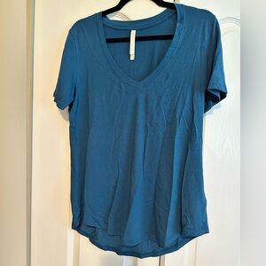 The Group Babiton Aritzia medium blue v-neck t-shirt size Medium